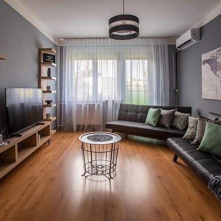Center Home Apartman Oroshaza Luaran gambar